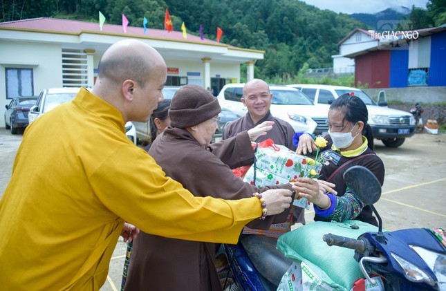 Những món quà vật chất và tinh thần giúp người dân nhanh chóng vượt qua khó khăn, trở lại cuộc sống đời thường