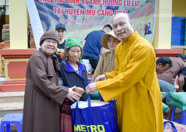 Ni trưởng Thích nữ Từ Nhẫn và Thượng tọa Thích Minh Huy trao quà đến một cụ bà đồng bào dân tộc tại H.Mù Cang Chải