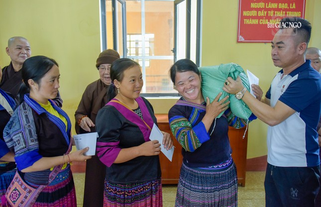 Niềm vui của bà con khi nhận quà