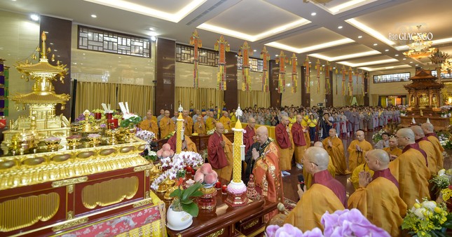 Hòa thượng Thích Lệ Trang cùng chư Tăng Ban Kinh sư thuộc Ban Nghi lễ GHPGVN TP.HCM thực hiện các pháp sự theo nghi lễ truyền thống Phật giáo miền Nam