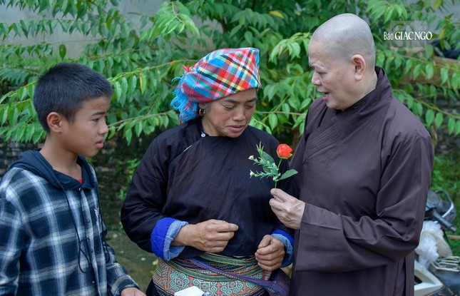 Bên cạnh những phần quà thì chư Tăng Ni còn trao tặng những bông hoa tinh thần nhân dịp lễ Vu lan - Báo hiếu đến người dân nơi đây