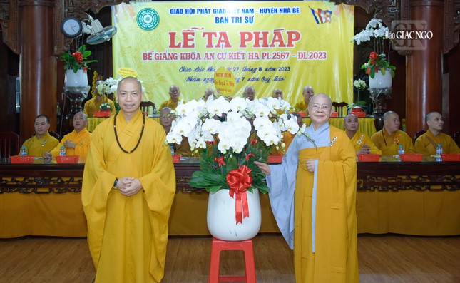 Ban Trị sự Phật giáo TP.HCM tặng hoa chúc mừng