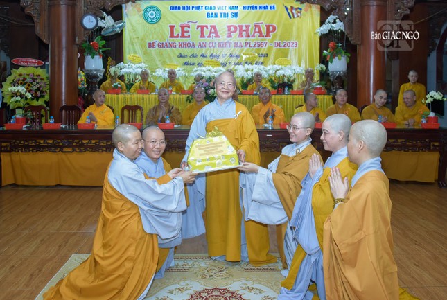 Chư Ni hành giả dâng quà tri ân