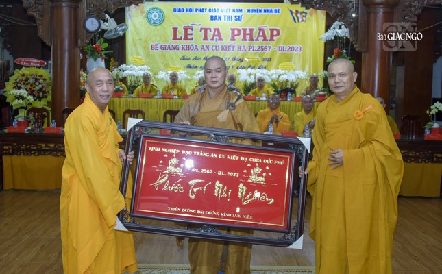 Dâng quà tri ân Ban Chức sự