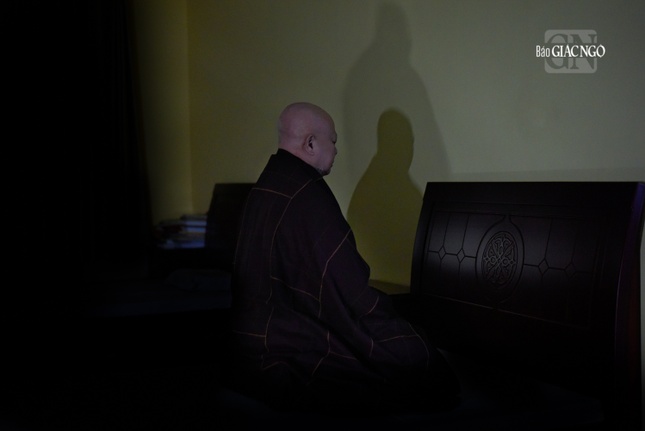 Ngoài các thời khóa chính thức thì các hành giả có thể tìm một nơi yên tĩnh để tĩnh tọa niệm Phật, ngồi thiền theo pháp môn hữu duyên