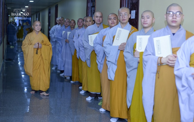 Các giới tử xếp hàng, chuẩn bị lên chánh điện thực hành thời khóa tụng giới vào mỗi tối