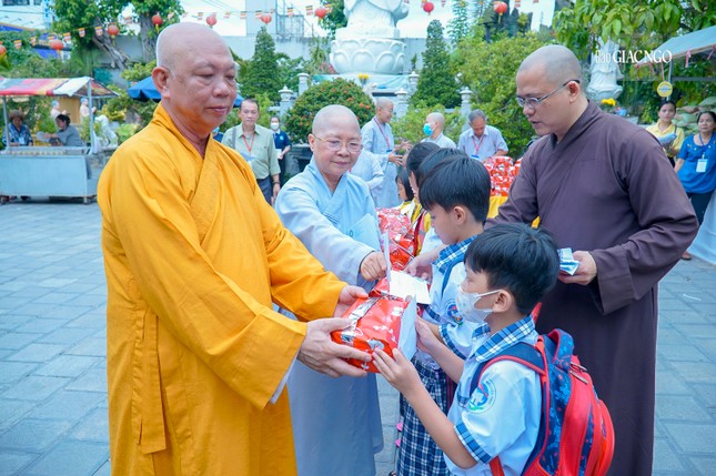 Trao các suất học bổng đến các em học sinh trưởng tiểu học Nguyễn Trực