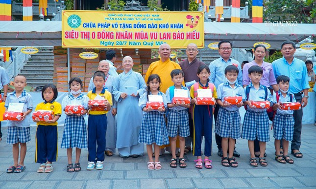 20 suất học bổng, mỗi suất trị giá 1,5 triệu đồng được trao tặng đến các em học sinh trường tiểu học Nguyễn Trực (H.Nhà Bè)