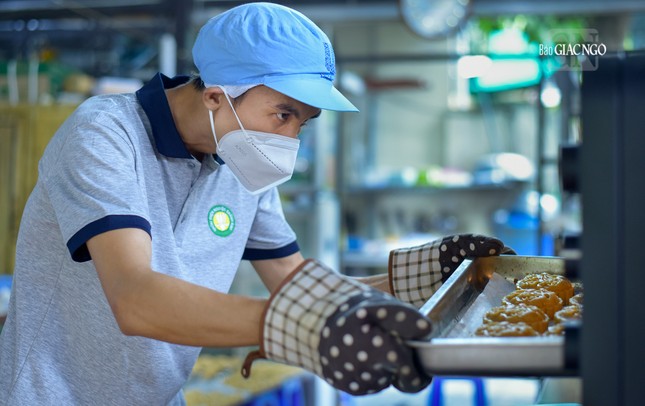 Số bánh sau khi hoàn thành sẽ được đưa vào lò nướng