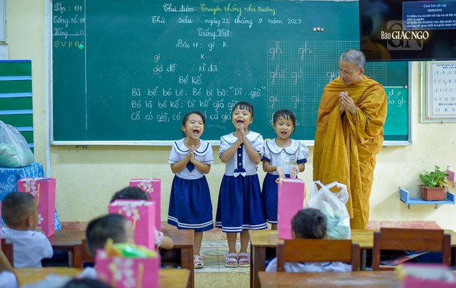 Các bạn nhỏ lớp 1/1, Trường Tiểu học Tân Mỹ hát tặng các thành viên trong đoàn Các bạn nhỏ lớp 1/1, Trường Tiểu học Tân Mỹ hát tặng các thành viên trong đoàn