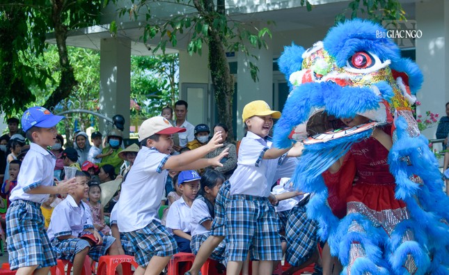 Các em học sinh vui trung thu Các em học sinh vui trung thu