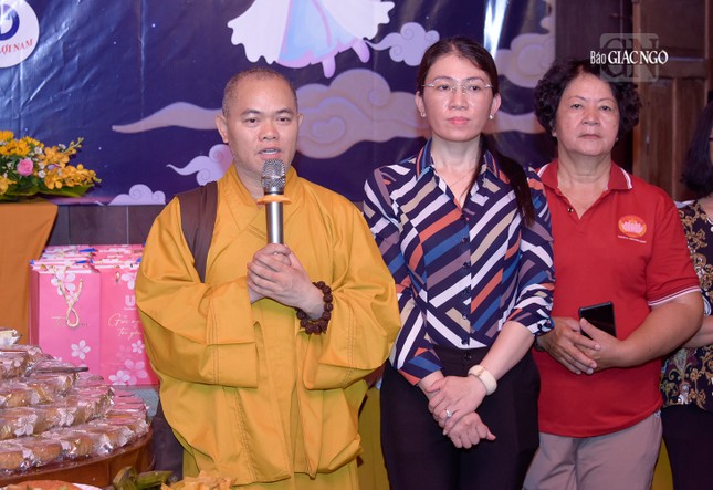 Thượng tọa Thích Quảng Pháp chia sẻ niềm vui cùng các em nhỏ Thượng tọa Thích Quảng Pháp chia sẻ niềm vui cùng các em nhỏ