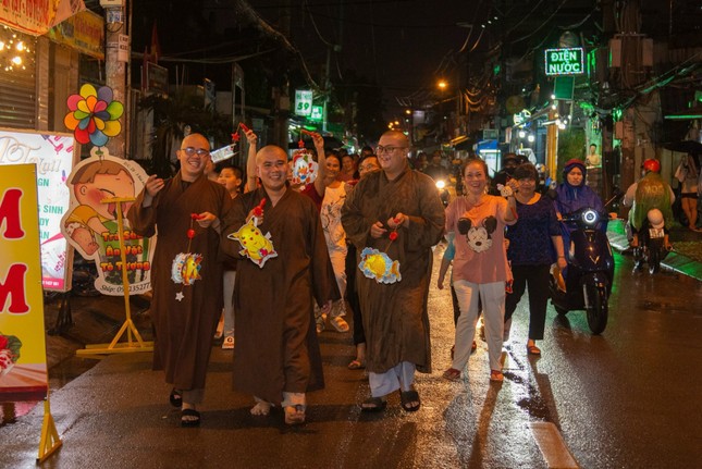 Các em nhỏ tham gia rước đèn cùng chư Tăng chùa Phước Anh (P.6, Q.8) Các em nhỏ tham gia rước đèn cùng chư Tăng chùa Phước Anh (P.6, Q.8)