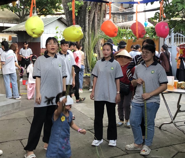 Một em nhỏ đang chơi trò chơi dân gian bịt mắt đập heo đất Một em nhỏ đang chơi trò chơi dân gian bịt mắt đập heo đất