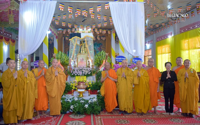 Đoàn Ban Phật giáo Quốc tế T.Ư và Hội đồng Điều hành Học viện Phật giáo VN tại TP.HCM, đoàn đại biểu Quốc hội tỉnh Sóc Trăng trước di ảnh Trưởng lão Hòa thượng