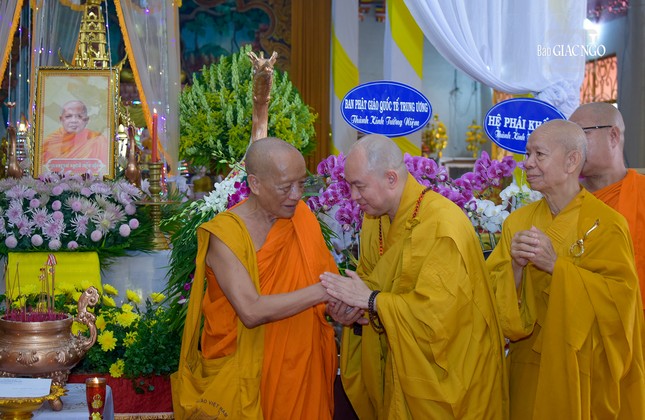 Thượng tọa Thích Đức Thiện phân ưu cùng Hòa thượng Tăng Nô, Trưởng ban Trị sự Phật giáo tỉnh Sóc Trăng khi Phật giáo tỉnh vừa mất đi một bậc tòng lâm thạch trụ