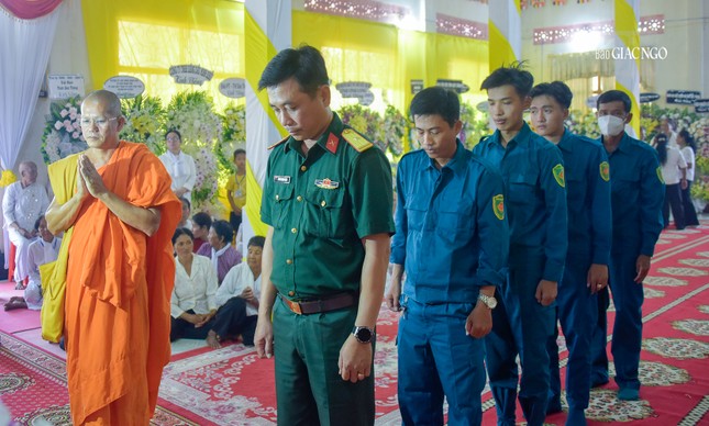 Ban Chỉ huy Quân sự H.Mỹ Xuyên, tỉnh Sóc Trăng mặc niệm trước Giác linh đường Trưởng lão Hòa thượng Dương Nhơn