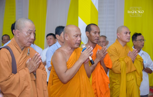 Hòa thượng Thạch Hà, Trưởng ban Trị sự Phật giáo tỉnh Cà Mau cùng các thành viên dâng lời tưởng niệm