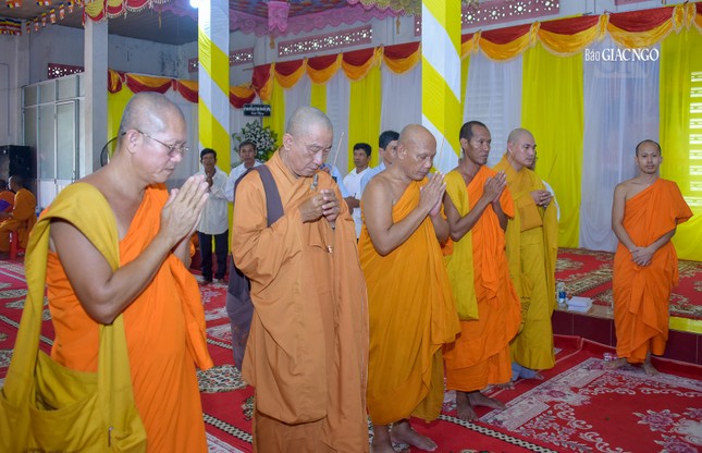 Thành kính bái biệt vị pháp lữ