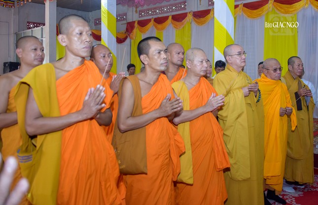 Đoàn Ban Trị sự Phật giáo tỉnh Vĩnh Long và Hội Đoàn kết Sư sãi yêu nước tỉnh viếng tang