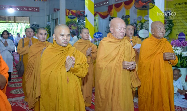 Đoàn hệ phái Khất sĩ và Viện Nghiên cứu Phật học Việt Nam do Trưởng lão Hòa thượng Thích Minh Hồng, Thành viên Hội đồng Chứng minh, Giáo phẩm Chứng minh hệ phái Khất sĩ, Chứng minh Ban Trị sự Phật giáo tỉnh Sóc Trăng làm trưởng đoàn