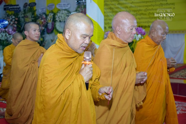 Thượng tọa Thích Giác Hoàng, Ủy viên Hội đồng Trị sự, Phó Viện trưởng Viện Nghiên cứu Phật học Việt Nam, Chánh Thư ký hệ phái Khất sĩ đại diện dâng lời tưởng niệm