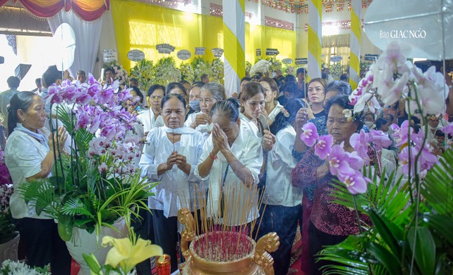 Đông đảo Phật tử đồng bào Khmer đến đảnh lễ, viếng tang vị thầy của mình