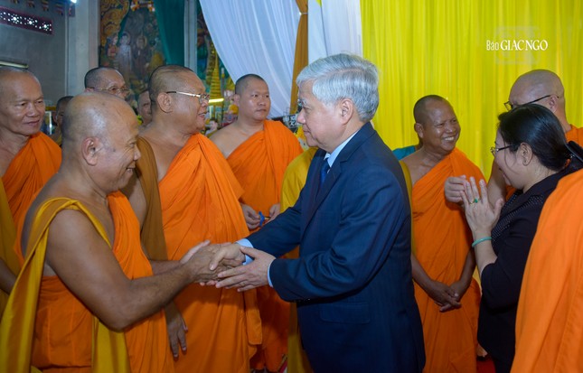 ... và chư Tăng hệ phái Phật giáo Nam tông Khmer
