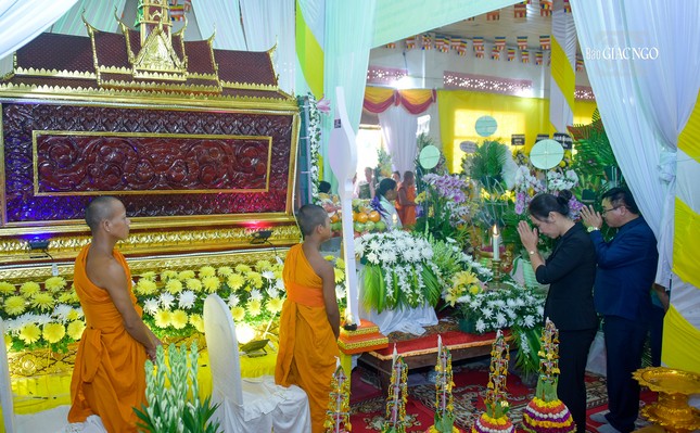 Bà Trần Thị Minh Nga cùng các thành viên hữu nhiễu kim quan Trưởng lão Hòa thượng Dương Nhơn