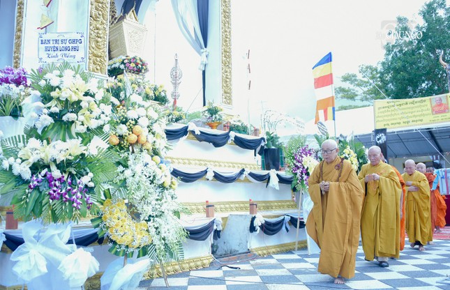 Chư vị giáo phẩm hữu nhiễu kim quan Trưởng lão Hòa thượng Dương Nhơn