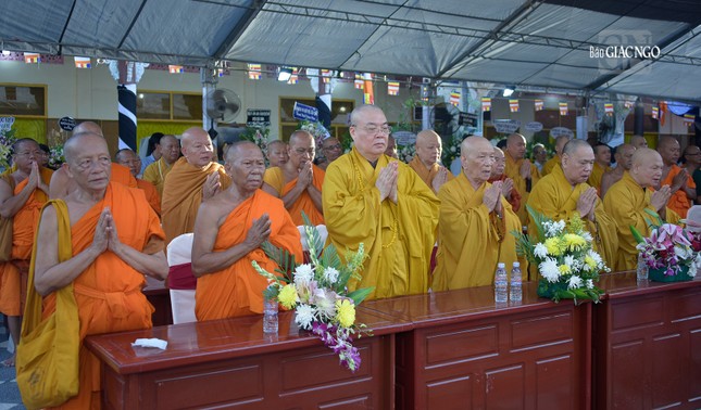 Chư vị giáo phẩm Hội đồng Chứng minh, Hội đồng Trị sự tham dự cầu nguyện Chư vị giáo phẩm Hội đồng Chứng minh, Hội đồng Trị sự tham dự cầu nguyện