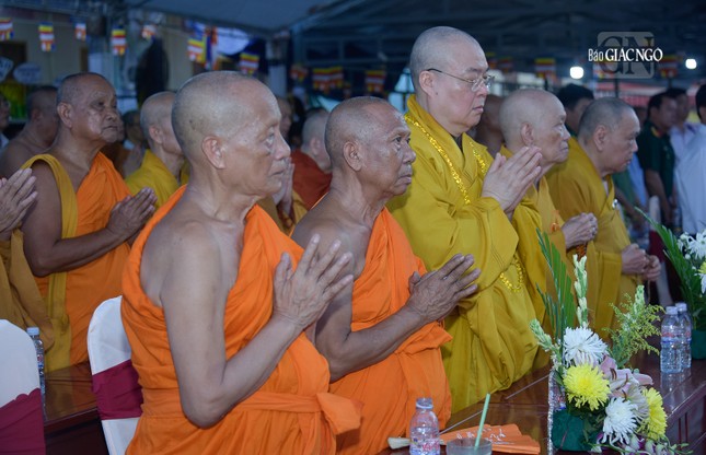 Thành tâm bái biệt vị giáo phẩm khả kính Thành tâm bái biệt vị giáo phẩm khả kính