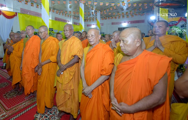 Trưởng lão Hòa thượng Chau Ty, Phó Pháp chủ Hội đồng Chứng minh hướng dẫn các thành viên Ban Trị sự Phật giáo tỉnh An Giang viếng tang