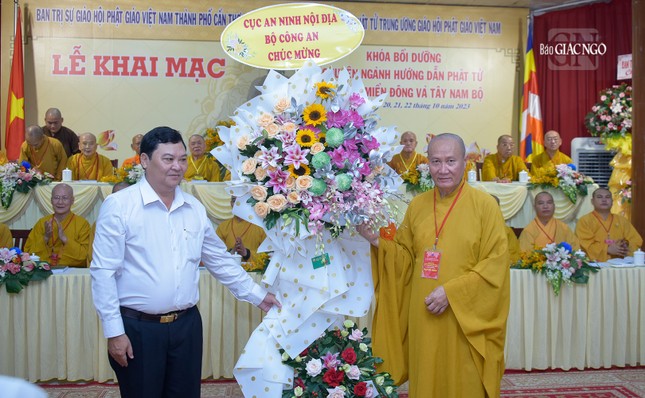 Thượng tọa Thích Phước Nghiêm đón nhận lẵng hoa chúc mừng từ Cục An ninh nội địa