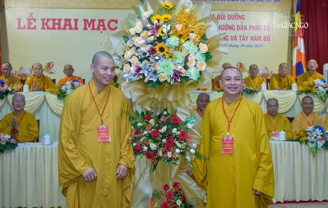 Thượng tọa Thích Quảng Tiến đón nhận hoa chúc mừng từ Văn phòng II T.Ư