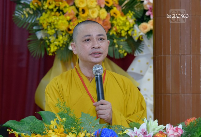 Thượng tọa Thích Quảng Tiến thay mặt Ban Thư ký báo cáo công tác chuẩn bị khóa bồi dưỡng năm 2023