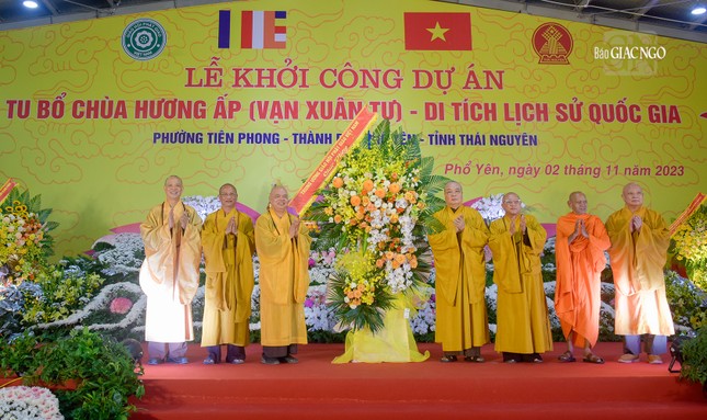 Lẵng hoa chúc mừng của T.Ư GHPGVN