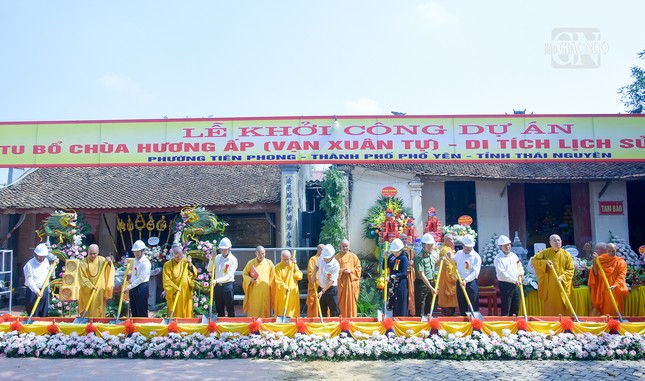 Chư tôn đức, đại diện chính quyền thực hiện nghi thức động thổ