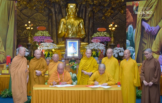Hòa thượng Thích Giác Pháp đại diện Hòa thượng Thích Giác Toàn ký kết hợp tác lan tỏa 4 đề án: Pháp phục - Ngôn ngữ - Kiến trúc - Di sản với Ban Văn hoá T.Ư
