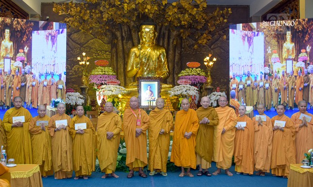 Chư tôn giáo phẩm Hệ phái Khất sĩ trao tặng học bổng đến Ni sinh