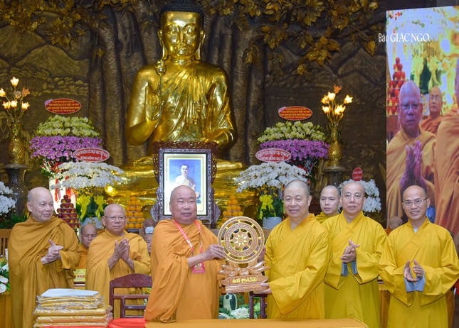 Ban Văn hóa T.Ư trao tặng các biểu tượng về pháp phục, kiến trúc đến Hệ phái Khất sĩ