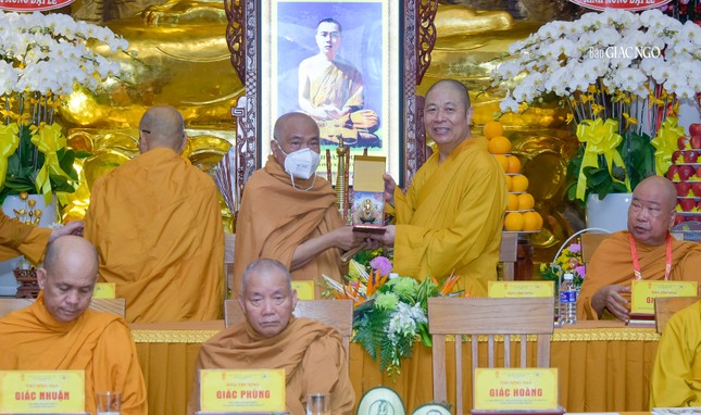 Hòa thượng Thích Thọ Lạc, Ủy viên Thường trực Hội đồng Trị sự, Trưởng ban Văn hóa T.Ư dâng quà lưu niệm lên Hòa thượng Thích Giác Toàn