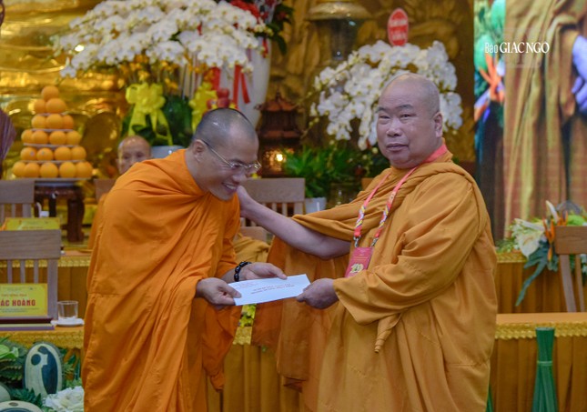 Tăng sinh nhận học bổng