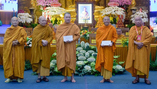 Chư tôn đức giáo phẩm Hệ phái Khất sĩ, Ban Chủ nhiệm Quỹ “Pháp học Khất sĩ” trao học bổng