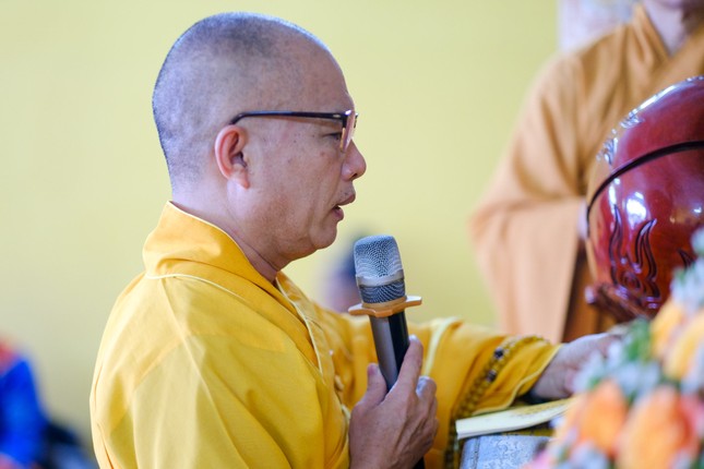 Thượng tọa Thích Minh Đức đã tuyên sớ cầu siêu Thượng tọa Thích Minh Đức đã tuyên sớ cầu siêu