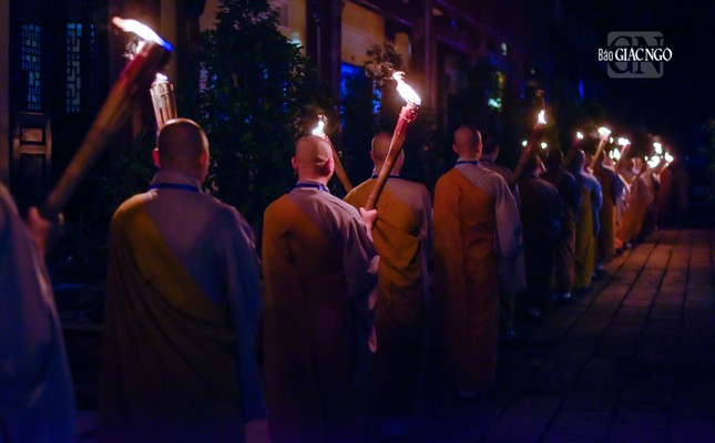 Giới đài viện Huệ Nghiêm có 31 giới tử Tỳ-kheo và 28 giới tử Sa-di