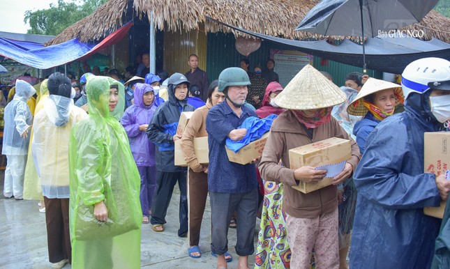 Người dân xếp hàng nhận quà dưới trời mưa tại trụ sở Ban Trị sự GHPGVN H.Quảng Trạch