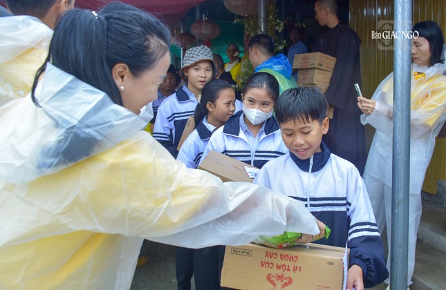 Các em học sinh nhận quà từ các mạnh thường quân