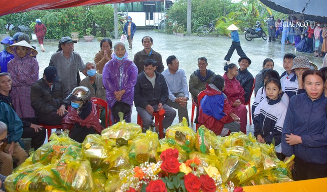 Người dân trên địa bàn H.Quảng Trạch ngồi chờ nhận quà dưới trời mưa lớn