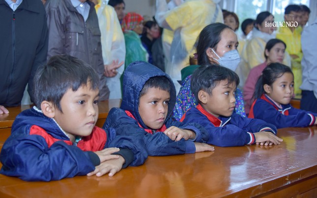 Các em thiếu nhi trật tự tham dự buổi lễ Các em thiếu nhi trật tự tham dự buổi lễ